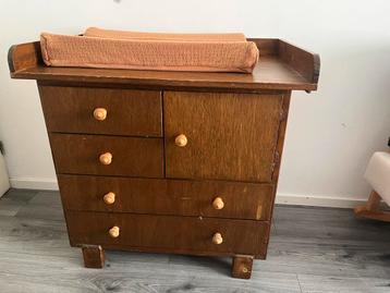 Vintage commode beschikbaar voor biedingen