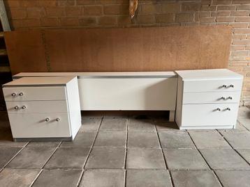 nachtkastjes plus bed achterwand