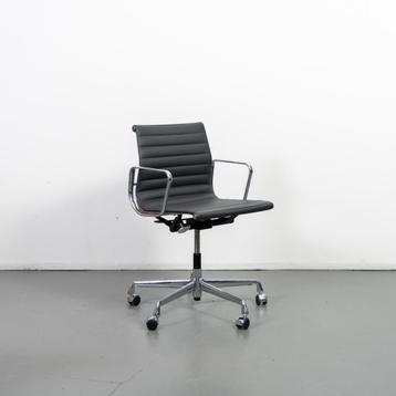 1x Vitra Eames EA 117 Bureaustoel Asfalt/Zwart Leer - Chroom beschikbaar voor biedingen