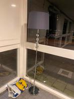 Stijlvolle staande lamp met metalen accenten, Huis en Inrichting, Lampen | Vloerlampen, Ophalen of Verzenden, Gebruikt, Metaal