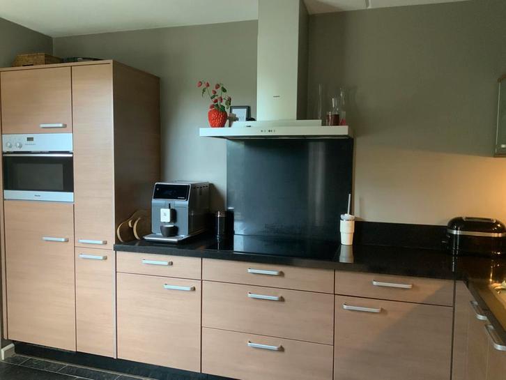 Mooie gebruikte L-vormige Tulp keuken met natuurstenen blad, Huis en Inrichting, Keuken | Complete keukens, Gebruikt, Hoekkeuken