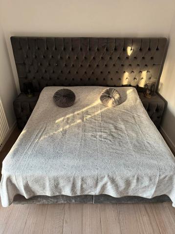 Luxe Boxspringbed met opbergruimte + voetbord + 2 nachtkastj beschikbaar voor biedingen