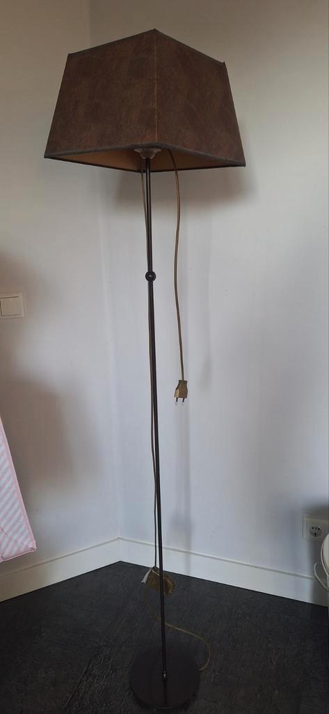 Stijlvolle staande lamp met bruine kap, Huis en Inrichting, Lampen | Vloerlampen, Gebruikt, 150 tot 200 cm, Metaal, Stof, Ophalen