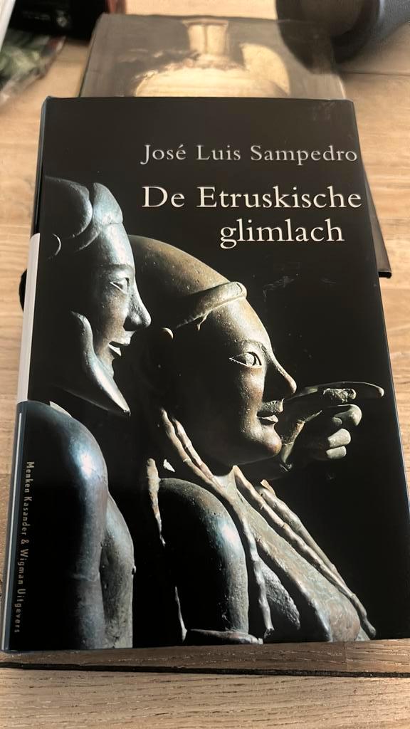 J.L. Sampedro - De Etruskische glimlach, Boeken, Literatuur, Zo goed als nieuw, Ophalen