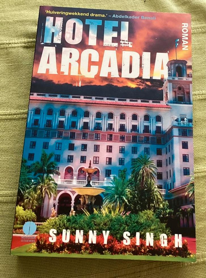 Sunny Singh, Hotel Arcadia., Boeken, Romans, Zo goed als nieuw, Ophalen of Verzenden