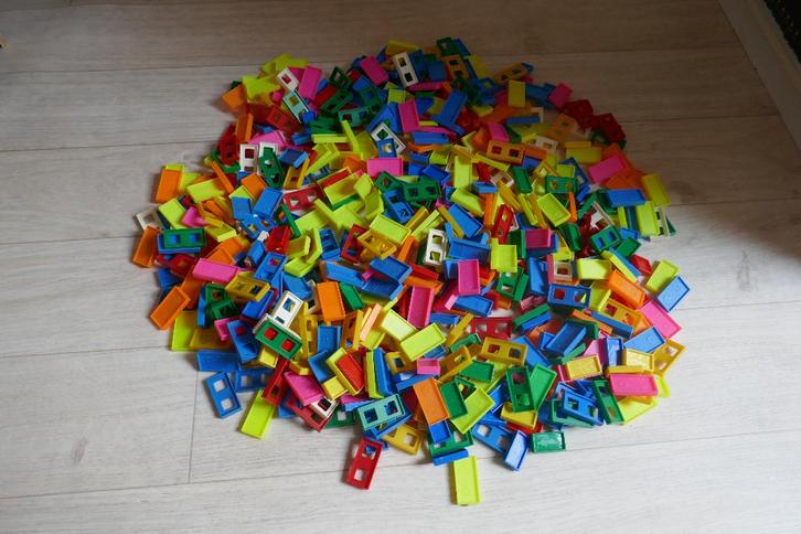 Dominostenen in heel veel kleuren., Kinderen en Baby's, Speelgoed | Bouwstenen, Gebruikt, Ophalen of Verzenden