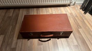 Antieke koffer beschikbaar voor biedingen