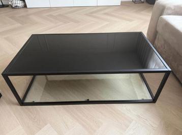 Salontafel met glazen tafelblad beschikbaar voor biedingen