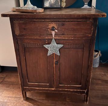 Vintage (nacht-)kast beschikbaar voor biedingen