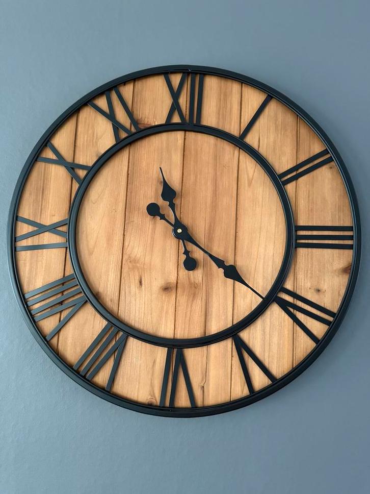 Houten Wandklok met Romeinse cijfers, Huis en Inrichting, Woonaccessoires | Klokken, Zo goed als nieuw, Wandklok, Analoog, Ophalen