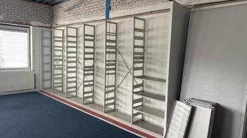 Kantoor stellingkast 600 x 250 cm met 42 schappen beschikbaar voor biedingen