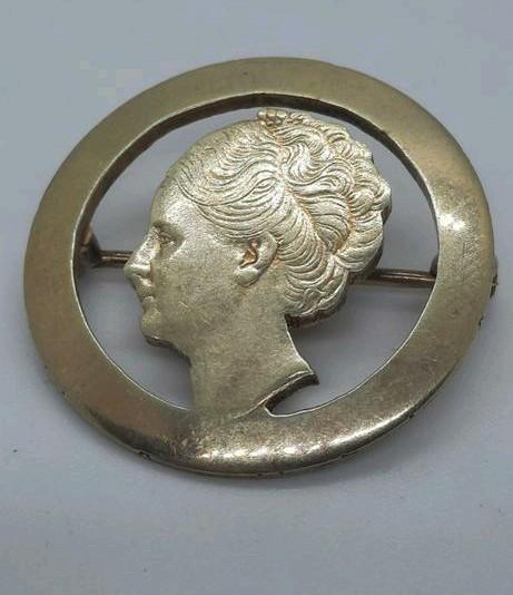 Broche zilver Koningin Wilhelmina WOII - Stil Verzet, Ophalen of Verzenden, Overige soorten, Nederland, Embleem of Badge