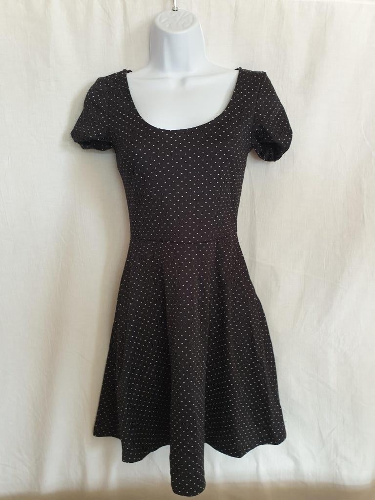 Leuke zwarte jurk, witte stippen. mt XS. Merk H&M, Kleding | Dames, Jurken, Zo goed als nieuw, Maat 34 (XS) of kleiner, Zwart