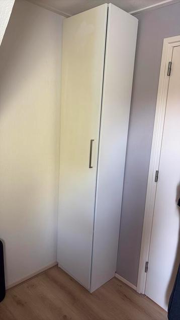 Hoge smalle kast wit