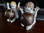 Meisje en jongen met metalen bal / Twee kinderen / Porcelein, Ophalen of Verzenden