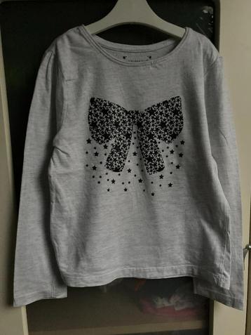 Longsleeve lichtgrijs met strik van glitter sterren maat 122