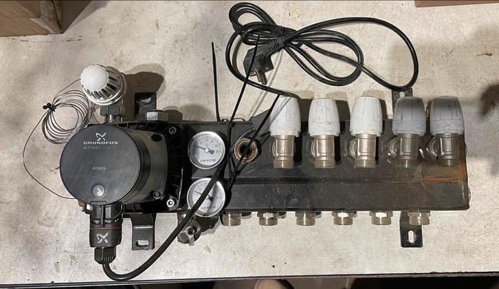 Vloerverwarmingverdeler met pomp 6-groeps (Robot), Doe-het-zelf en Verbouw, Verwarming en Radiatoren, Zo goed als nieuw, Overige typen