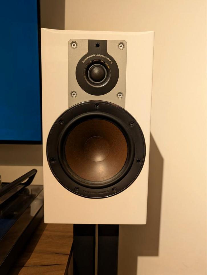 Dali Opticon 2 speakers wit met B&W stands, Audio, Tv en Foto, Luidsprekers, Zo goed als nieuw, Front, Rear of Stereo speakers