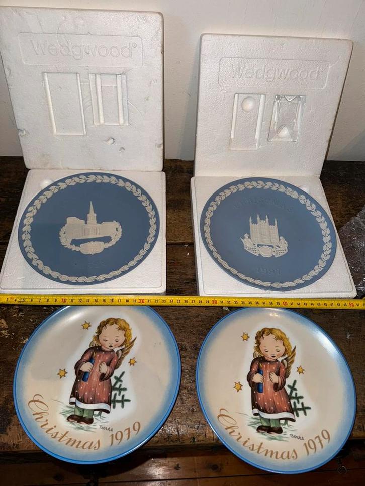 4 oude kerst sier borden hummel en wedgwood jaar borden, Antiek en Kunst, Antiek | Wandborden en Tegels, Ophalen of Verzenden