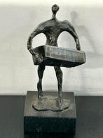 Corry Ammerlaan metalen beeldje Zware last 13 cm, Antiek en Kunst, Kunst | Beelden en Houtsnijwerken, Ophalen of Verzenden