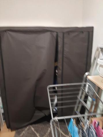 Grote kledingkast met doek beschikbaar voor biedingen
