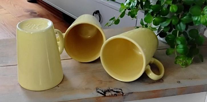 3 gele mokken - bekers - Just mugs - England (geel schijnt s, Huis en Inrichting, Keuken | Servies, Gebruikt, Kop(pen) en/of Schotel(s)