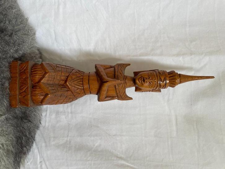 Thais handgesneden houten biddend beeld, Antiek en Kunst, Kunst | Beelden en Houtsnijwerken, Ophalen of Verzenden