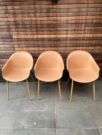 3 tuinstoelen, lichte cognackleur, kuipvorm beschikbaar voor biedingen