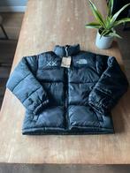 The north face x Kaws puffer jas (maat M), Kleding | Heren, Jassen | Winter, Zwart, Nieuw, The North Face, Verzenden