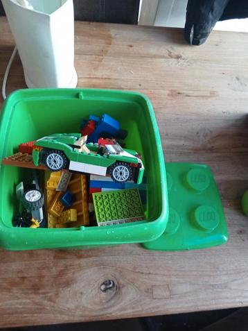 Lego doos gevuld met Lego stenen en bouwkits beschikbaar voor biedingen