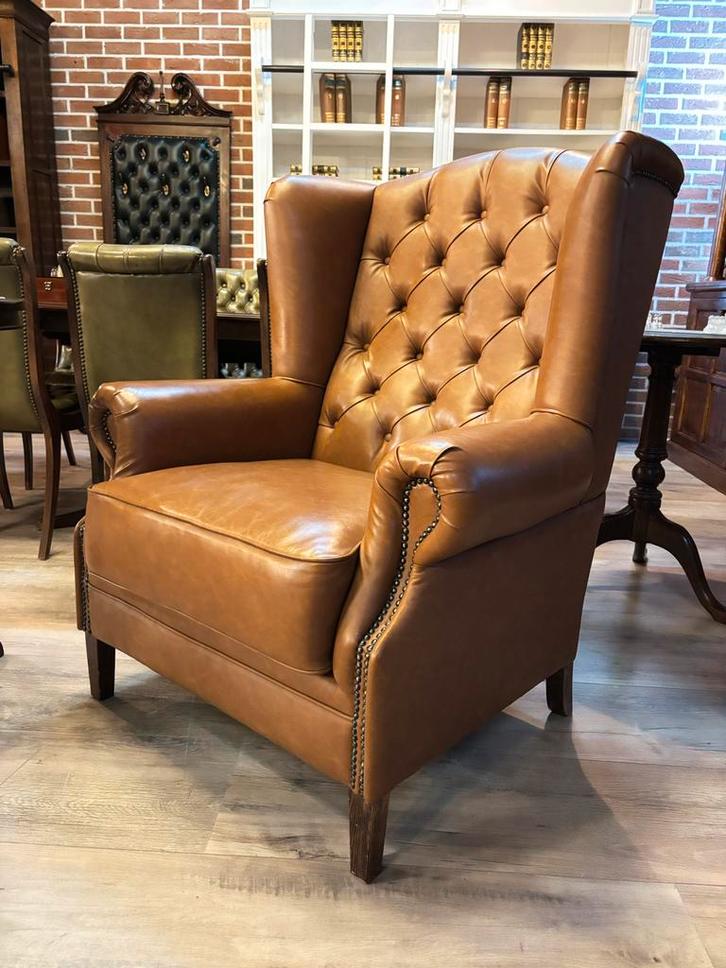 Cognac leren Chesterfield oorfauteuil - Nieuwstaat, Huis en Inrichting, Fauteuils, Zo goed als nieuw, Leer, 75 tot 100 cm, Ophalen