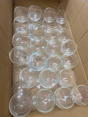 Grote partij glazen beschikbaar voor biedingen