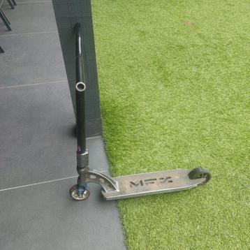 Stuntstep MGP deck, R Willy bar, tilt clamb. beschikbaar voor biedingen