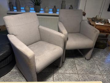 Twee grijze stoelen
