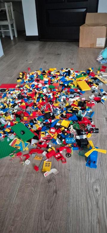 Diverse lego en wat duplo onderdelen. beschikbaar voor biedingen