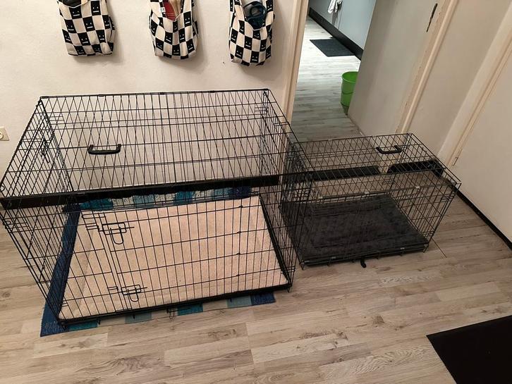 Twee Adori hondenbenches mét matjes – grote en kleine maat!, Dieren en Toebehoren, Hondenhokken, Gebruikt, Hondenhok, 65 tot 100 cm