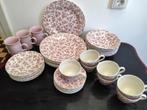 Servies 42 delig Ikea, bramen / aardbeien roze (cranberry), Ophalen of Verzenden, Zo goed als nieuw, Overige stijlen, Aardewerk