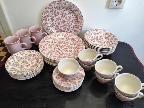 Servies 42 delig Ikea, bramen / aardbeien roze (cranberry), Huis en Inrichting, Keuken | Servies, Zo goed als nieuw, Compleet servies