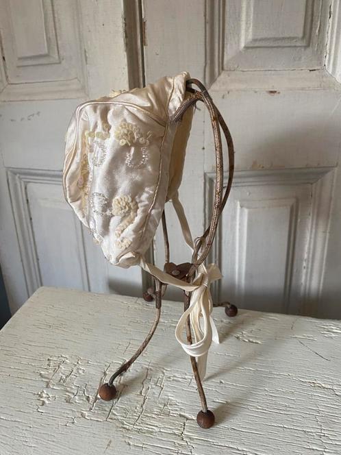Antieke satijnen kinder bonnet met belijning, Antiek en Kunst, Antiek | Kleding en Accessoires, Ophalen of Verzenden