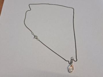 Zilveren ketting met parelhanger beschikbaar voor biedingen