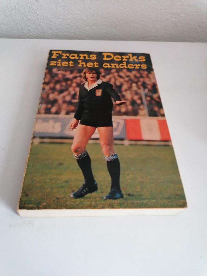 Frans Derks ziet het anders - Voetbalboek, Boeken, Sportboeken, Gelezen, Balsport, Ophalen of Verzenden