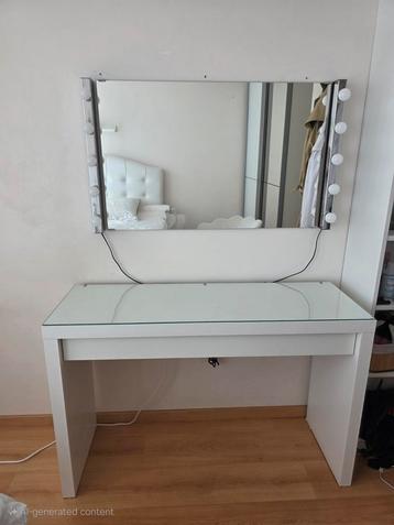 Makeup tafel met spiegel en wandlamp