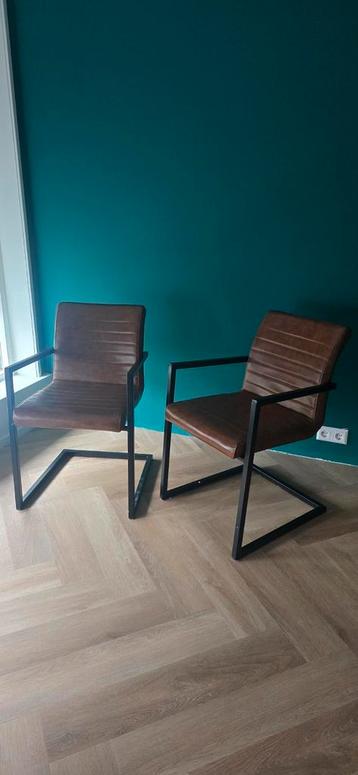 Faux leren 2x stoelen bruin stalen poten beschikbaar voor biedingen
