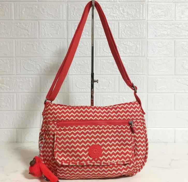 Kipling Syro Chevron Red PR (nr.5 D6), Sieraden, Tassen en Uiterlijk, Tassen | Damestassen, Zo goed als nieuw, Schoudertasje, Roze