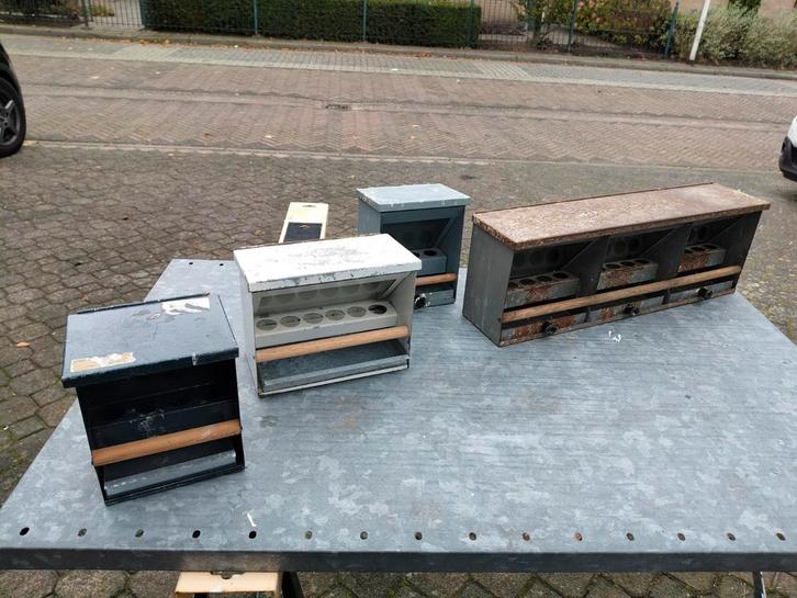Voeder silo's voor kanaries e.d. in voliere, Dieren en Toebehoren, Vogels | Hokken en Kooien, Zo goed als nieuw, Vogelkooi, Hout