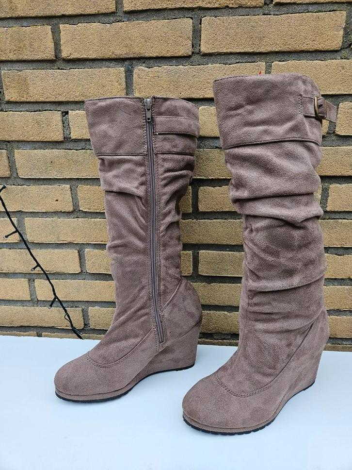 Mooie bruine suede hoge laarzen, maat 39, Kleding | Dames, Schoenen, Gedragen, Hoge laarzen, Bruin, Ophalen of Verzenden