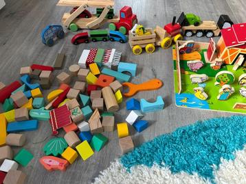 Grote berg prachtig houten speelgoed beschikbaar voor biedingen