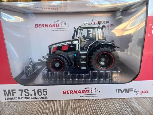 Massey Ferguson 7S.165 Black Red Edition UH, Hobby en Vrije tijd, Modelauto's | 1:32, Nieuw, Tractor of Landbouw, Universal Hobbies