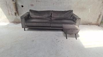 !!ACTIE!! 3-zitter WOOOD Professioneel Gereinigd + Hocker beschikbaar voor biedingen