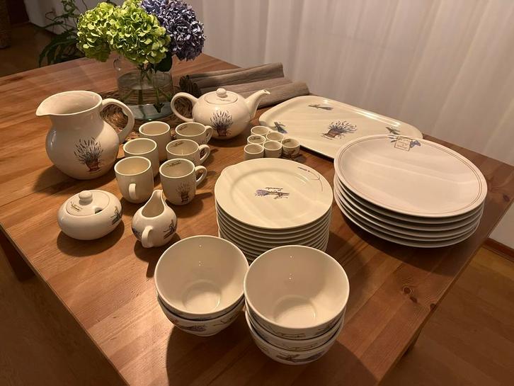 Beautiful Lavender-Themed Ceramic Dinnerware Set, Antiek en Kunst, Antiek | Servies compleet, Ophalen